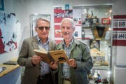 Werner Hagmann, Co-Präsident der IG Schloss Dottenwil, und Fredi Zwickl, Co-Präsident des Museums (rechts) in der aktuellen Ausstellung über 475 Jahre Schloss und 20 Jahre Kulturzentrum. (Bild: Michel Canonica)