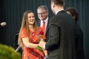 Strahlen über den Erfolg: Die Maturi und Maturae - im Bild Emely Rodriguez - erhielten ihre Diplome. Im Hintergrund freut sich Bildungsdirektor Franz Enderli mit. (Bild: Izedin Arnautovic (Sarnen, 23. Juni 2018))