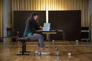 Die Lettin Asia Ahmetjanova performt an den New Music Days im Maihof Luzern. (Bild: Manuela Jans-Koch, 23. Juni 2018)