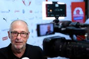Peter Gilliéron am Sonntag vor Medienvertretern in Togliatti (Bild: Keystone)