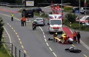Rettungskräfte kümmern sich um den gestürzten Töfflenker. (Bild: Geri Holdener, Schwyz, 24. Juni 2018)