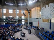 Die AfD legt in Deutschland in der Wählergunst laut einer Umfrage zu.(Archivbild Deutscher Bundestag) (Bild: KEYSTONE/AP/MARKUS SCHREIBER)