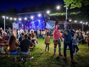 Ein farbenfrohes Fest bis tief in die Nacht: Die 27. Ausgabe der Fête de la Musique war laut den Organisatoren erfolgreich. (Bild: KEYSTONE/MARTIAL TREZZINI)