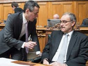 Aussenminister Ignazio Cassis (links im Bild) und Sportminister Guy Parmelin (rechts im Bild) nehmen die Fussballspieler der Nationalmannschaft mit ihrer umstrittenen Doppeladler-Geste in Schutz. (Bild: KEYSTONE/LUKAS LEHMANN)