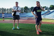 Xherdan Shaqiri (rechts) und Alex Miescher, SFV-Generalsekretär. (Bild: Laurent Gillieron/KEY, Toljatti, 23. Juni 2018)