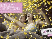 Fast eine halbe Million Kondome und Gewinnlose werden bis im Herbst als Begleitaktion der neuen Kampagne verteilt. (Bild: BAG)