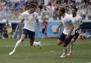 John Stones (links) bejubelt den ersten seiner beiden Treffer. (Bild: AP)