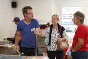 Philipp Odermatt erklärt Besucherinnen mit Stolz seine Arbeit. (Bild: PD)