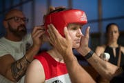 Corinna Widmer vor ihrem Auftritt im Athletik Zentrum. Bild: Benjamin Manser