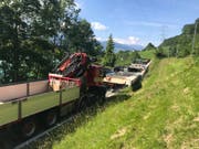 Der Holztragbinder auf dem Ausnahmetransport kippte auf eine Stützmauer. Für die Bergung war die Brünigstrasse am frühen Montagabend mehrmals gesperrt. (Bild: Kantonspolizei Obwalden)