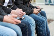 Kommunikation läuft heutzutage immer mehr über das Smartphone. (Bild: Christian Beutler / Keystone)