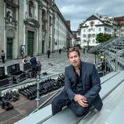 Benedikt von Peter auf dem Jesuitenplatz, wo gerade die «Jedermann»-Bühne abgebaut wird. (Bild: Pius Amrein, Luzern, 23. Juni 2018)