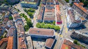 Der Stadtrat will noch vor den Sommerferien informieren, was mit den Parkplätzen zwischen Schibenertor und Hauptbahnhof passiert.Bild: Urs Bucher (19. Juni 2017)