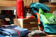 Trinkflasche, gutes Schuhwerk, Trekkinghose und wasserfeste Kleidung: Mit einer Checkliste (siehe unten) stellt man sicher, dass auch nichts vergessen geht. (Bild: Migros)