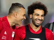 Essam El-Hadary (links) und Stürmerstar Mohamed Salah sind zum Scherzen aufgelegt (Bild: KEYSTONE/AP/AMR NABIL)