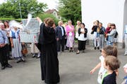 Die Kemmentaler Pfarrerin Rosemarie Hoffmann entlässt die Tauben in die Freiheit. (Bild: Manuela Olgiati)
