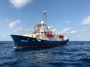 Die Besatzung des in Italien und in Malta abgewiesenen Rettungsschiffs «Lifeline» mit rund 230 Menschen an Bord hat in Spanien und in Frankreich um Hilfe gebeten. (Bild: KEYSTONE/EPA MISSION LIFELINE/AXEL STEIER / HANDOUT)
