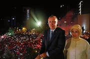 Der türkische Präsident Erdogan feiert den Wahlsieg gemeinsam mit seiner Frau Emine. (Bild: Kayhan Ozer/Getty (Ankara, 25. Juni 2018))