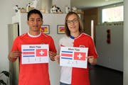 Adan Perez Hernandez aus Costa Rica ist mit seinem WM-Tipp weniger optimistisch für sein Team als seine Frau Hazel aus Sevelen, die sich ein doppeltes Fan-Shirt geschneidert hat. (Bild: Heini Schwendener)