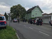 In Bregenz ist am Montagmorgen eine 27-jährige Frau bei einem Sturz aus einem Fenster getötet worden. Ihr Partner stürzte sich aus dem selben Fenster, nachdem er sich zuvor verbarrikadiert hatte. Er wurde nicht lebensgefährlich verletzt. (Bild: Facebook Landespolizeidirektion Vorarlberg)