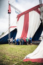 Zirkus Stey spannt sein Zelt.