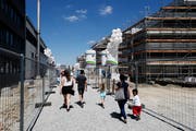 Interessierte besichtigen das Luwa Areal in Muri. (Bild: Stefan Kaiser (Zug, 23. Juni 2018))