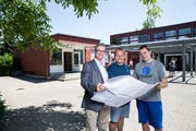 Der Pavillon links geht an die Pfadi (v.l.): Gemeinderat Robert Odermatt sowie Lukas Niederberger und Maik Künzli von der IG Pfadiheim. (Bild: Manuela Jans-Koch (Horw, 22. Juni 2018))