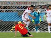 Hart erkämpftes Unentschieden: Spaniens Andres Iniesta im Zweikampf mit Marokkos Younes Belhanda (Bild: KEYSTONE/AP/CZAREK SOKOLOWSKI)