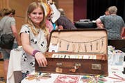 Die zehnjährige Shayenne Baumann als jüngste Anbieterin zeigt ihre Schlüsselanhänger. (Bild: Andreas Taverner)