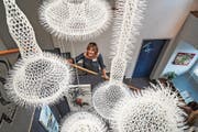 Die Tuttwiler Künstlerin Paola Walter zeigt im Treppenhaus ihre Kreationen aus Kabelbindern. (Bild: Maya Heizmann)