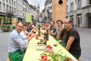 Test in kleinerem Rahmen: Das Team um Kurt Pauli (vorne links) hat bereits an einem Tisch in der Marktgasse Platz genommen. (Bild: PD/Augustin Saleem)