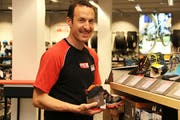 René Saglio, Verkaufsberater bei SportXX, gibt Tipps, damit das Abenteuer in der Natur nicht an falscher oder fehlender Ausrüstung scheitert. (Bild: Migros)