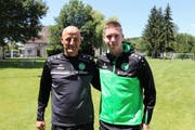 FCSG-Trainer Peter Zeidler mit Cedric Itten. (Bild: pd)