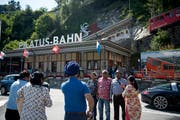 Touristen bei der Pilatus-Bahn in Alpnach. Bild: Corinne Glanzmann (25. Juni 2018)