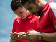 Unkontrollierbarer Social-Media-Dschungel: Ein falsches Emoji von Granit Xhaka (links) und Ricardo Rodriguez kann genügen, um einen tagelangen Shitstorm auszulösen (Bild: KEYSTONE/TI-PRESS/GABRIELE PUTZU)
