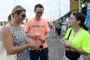 Eine Helferin verkauft am Luzerner Fest zwei Besuchern Festabzeichen. (Bild: PD)
