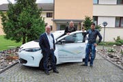 Gemeindepräsident Rolf Züllig und Patrizia Egloff, Leiterin der Geschäftsstelle Energietal Toggenburg, nehmen das Elektrofahrzeug von Mark Ritzmann, Geschäftsführer von Sponti-Car, in Empfang. (Bild: Sabine Schmid)