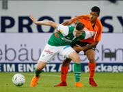 Cedric Itten (vorne) im Zweikampf mit Sinclair Baddy von Lausanne (Bild: KEYSTONE/EDDY RISCH)