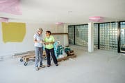 Der Altbau des Alterszentrums Kreuzlingen befindet sich in der Schlussphase der Sanierung. Geschäftsführerin Anna Jäger und Ursi Rieder, Leiterin Pflege und Betreuung, nehmen einen Augenschein. (Bild: Reto Martin)