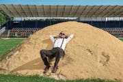 «Mit Mundart wirst du wohl nie cool sein»: Marco Kunz in der Schwingarena in Ruswil. (Bild: Dominik Wunderli (Ruswil, 20. Juni 2018)