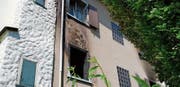 Der Brand vom Samstag hat am Haus Bellvuestrasse 1a in Rorschach sichtbare Spuren hinterlassen. (Bild: Rudolf Hirtl)