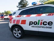 Vier Beamte der Neuenburger Kantonspolizei wurden beim Einsatz leicht verletzt. (Bild: KEYSTONE/THOMAS DELLEY)