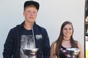 Der Sieger des Jungschützenwettschiessens, Pascal Mahrow, und die Zweitplatzierte Petra Herger. (Bild: Paul Gwerder (Flüelen, Samstag, 23. Juni 2018))