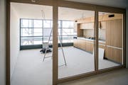 Blick in einen neuen Essensraum in sanierten Altbau des Alterszentrums Kreuzlingen. (Bild: Reto Martin)
