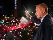Erdogan zeigt sich am frühen Montagmorgen in Ankara vor seinen Anhängern. (AP)