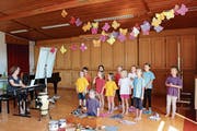 Anita Flükiger und ihr Schulchor Singvögel im Singsaal des Hubschulhauses. (Bild: Judith Meyer)