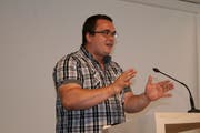 Matthias Loup spricht zu den Gläubigen. (Bild: Sepp Odermatt (Stans, 24. Juni 2018))