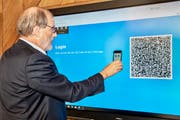Stadtpräsident Dolfi Müller bei seiner digitalen Stimmabgabe. (Bild:PD)