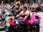 Motorisierte Teilnehmer der Gay Pride Parade in New York. (Bild: KEYSTONE/AP/STEVE LUCIANO)