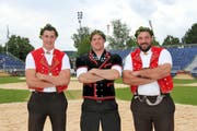 Die Toggenburger Damian Ott, Dreien, Michael Rhyner, Flawil, und Daniel Bösch, Zuzwil (von links), feiern den Kranz beim Nordostschweizer Schwingfest in Herisau. (Bild: Pascal Schönenberger)